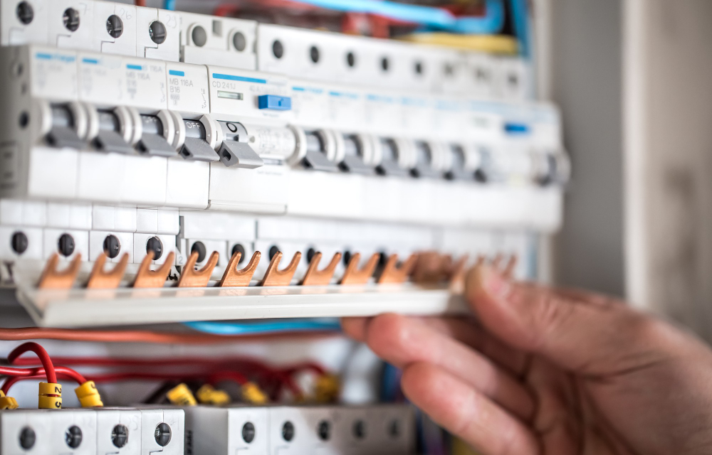 Une date d’intervention est fixée, indiquant quand l’accès au réseau électrique sera effectif dans le logement Une date d’intervention est fixée, indiquant quand l’accès au réseau électrique sera effectif dans le logement